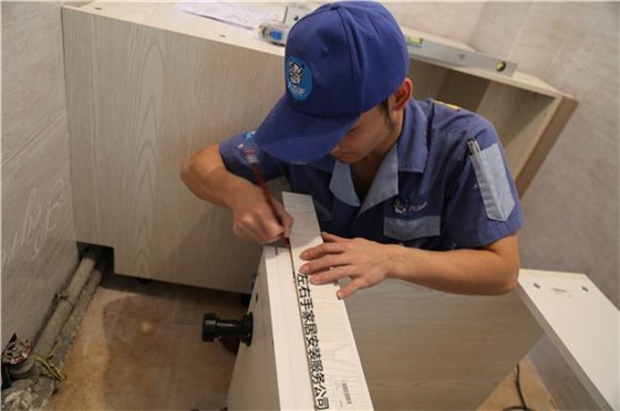 安裝櫥柜拉籃的正確步驟是這樣的！