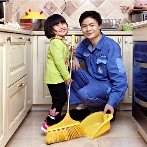 家具安裝完成后，和&ldquo;小業(yè)主&rdquo;一起清理垃圾