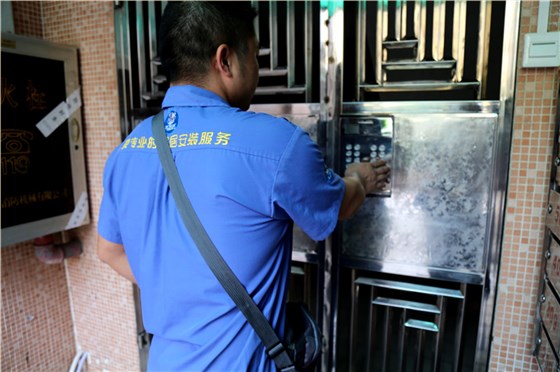 左右手安裝師傅按照和業(yè)主的約定好的時間，準(zhǔn)時來到業(yè)主家