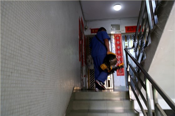 沒有電梯，家具安裝師傅扛著重重的工具爬樓梯