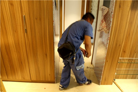 家具安裝完成后，謝師傅非常細(xì)心的清理垃圾