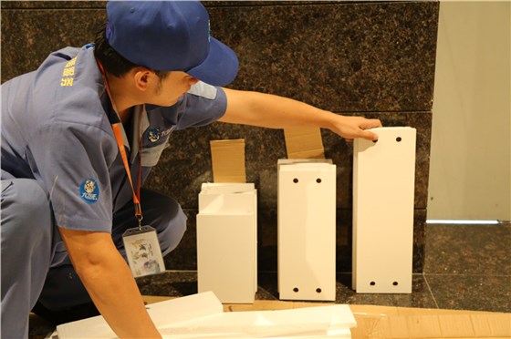 左右手家具安裝師傅耐心的等待客戶，遵守契約精神