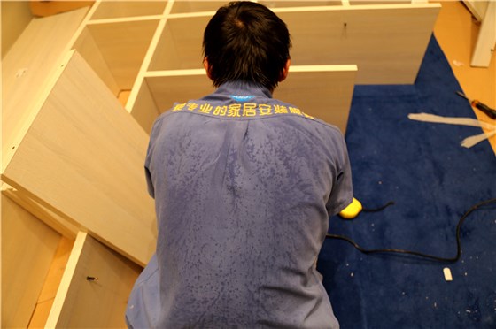 家具安裝師傅汗流浹背也不休息，只為客戶(hù)的囑托