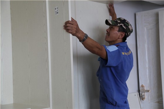 左右手家具安裝師傅為了高質(zhì)量的完成安裝，絕不能放過任何一個不足。