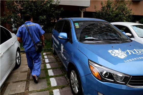 左右手家具安裝師傅完成一家的安裝后，馬不停蹄的趕往下一業(yè)主家