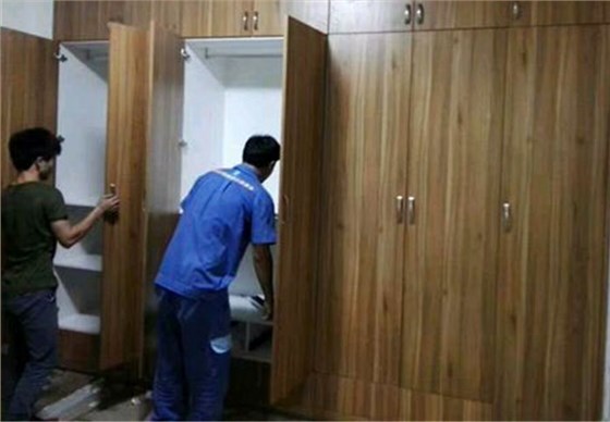 左右手家具安裝按照標(biāo)準(zhǔn)完成家具安裝，和業(yè)主一起驗(yàn)收。