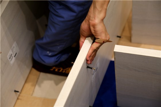 左右手家具安裝師傅為了保質(zhì)保量的完成用戶(hù)的托付，輕傷不下火線