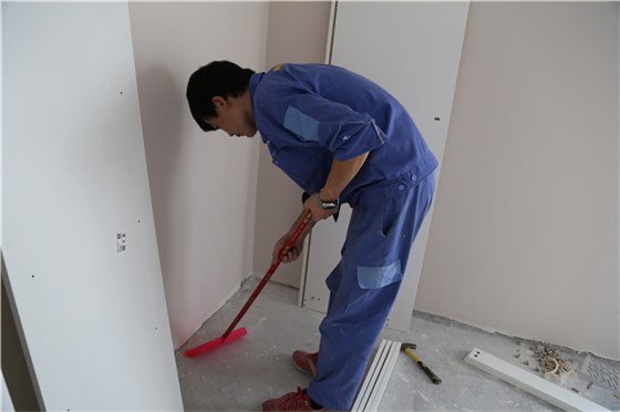 家具安裝工在安裝前清理現(xiàn)場