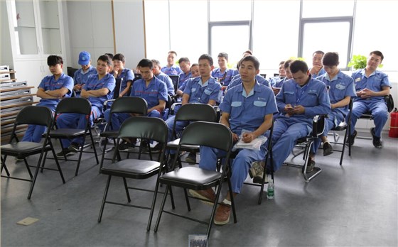 左右手衣柜安裝師傅進行上課中 左右手衣柜安裝師傅進行上課中