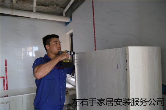 左右手櫥柜安裝師傅正在安裝櫥柜 左右手櫥柜安裝師傅正在安裝櫥柜