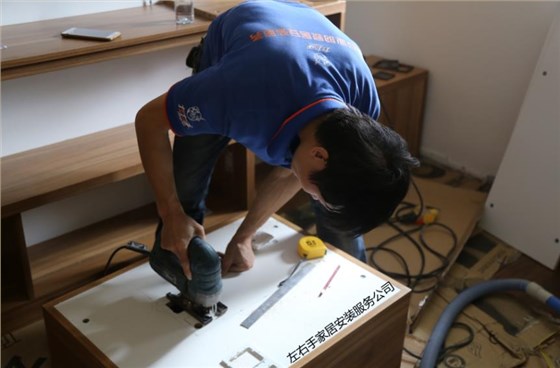 安裝師傅正在開孔 安裝師傅正在開孔