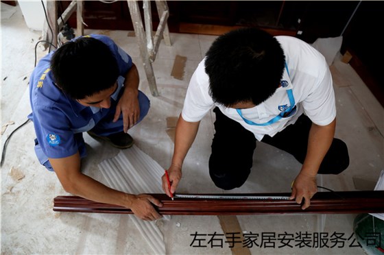 家具安裝師傅正在測量側板 家具安裝師傅正在測量側板