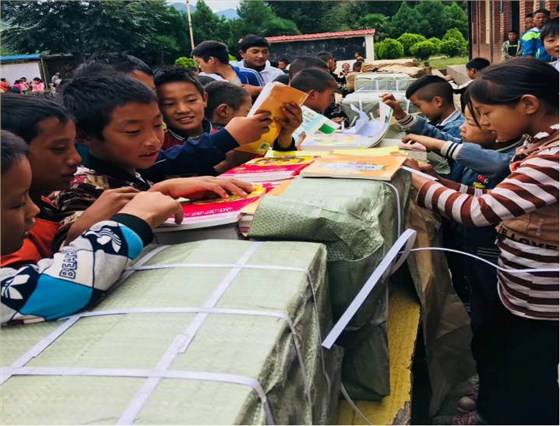 看到書孩子們開心的圍了上去 看到書孩子們開心的圍了上去