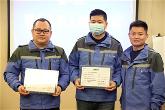 為周總（左），王總（中）頒發(fā)左右手股權(quán)證書(shū)