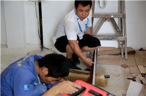 左右手安裝師傅衣柜安裝現(xiàn)場(chǎng)