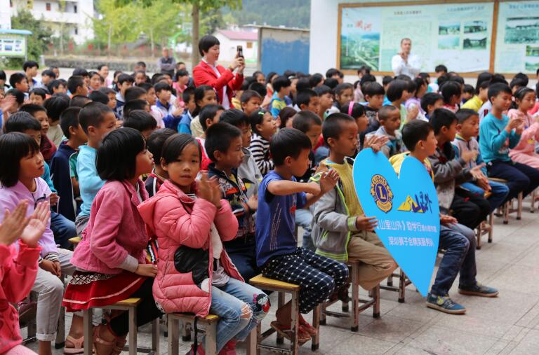 獅子會《山里山外》助學(xué)行-贈送文具