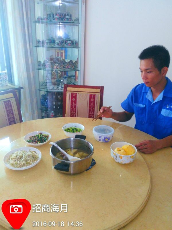 業(yè)主為表達感謝，請家具安裝師傅在家吃飯