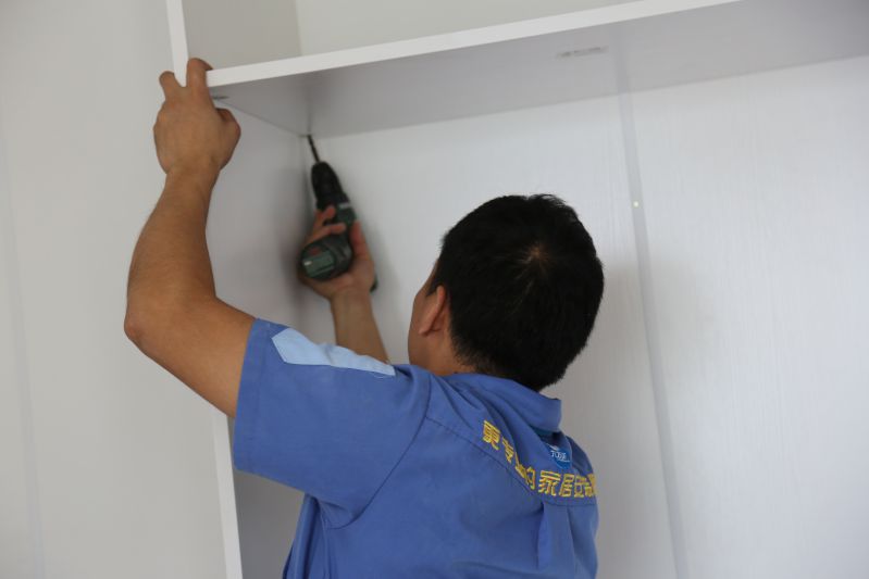 為這樣的左右手安裝師傅點贊，你服嗎？