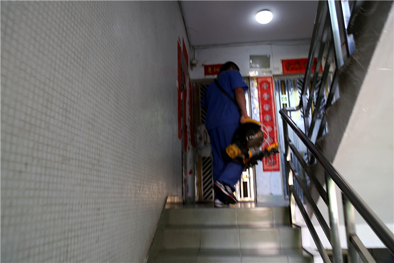 沒有電梯，家具安裝師傅扛著重重的工具爬樓梯