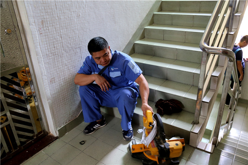 在等待的同時，家具安裝謝師傅檢查工具