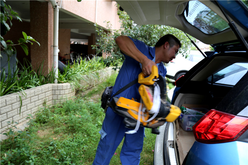 安裝師傅將工具搬上車，準備去到下一個業(yè)主家
