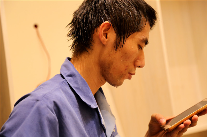 左右手家具安裝師傅頭發(fā)像剛從水里面出來，汗水不間斷的從頭發(fā)上流下來