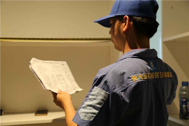 左右手衣柜安裝師傅：整體衣柜的安裝，99%的人都裝錯(cuò)了