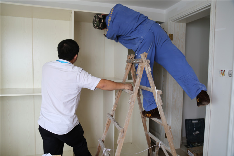 左右手家具安裝師傅彼此合作，完成家具安裝工作