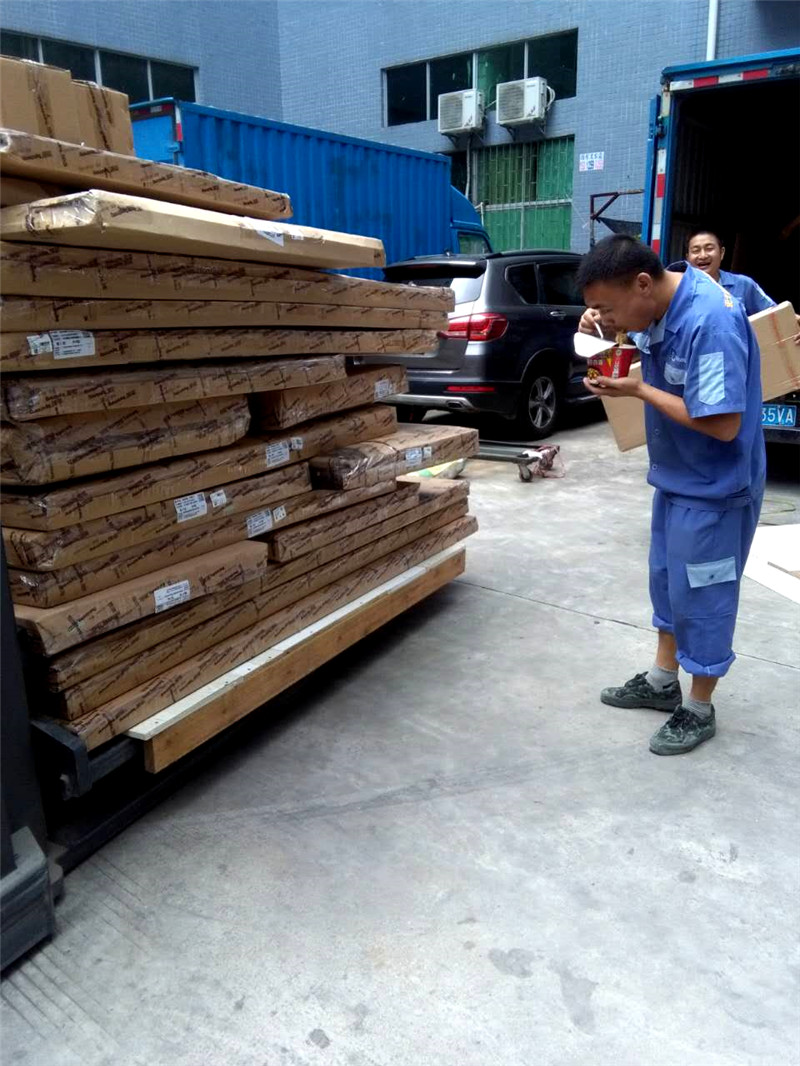 左右手家具安裝師傅為了盡快完成業(yè)主的囑托，午餐方便面解決