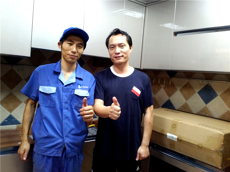 左右手家具安裝師傅與客戶留影，客戶的滿意才是我們追求的目標(biāo)