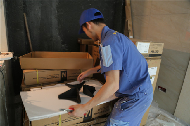 家具安裝師傅在櫥柜安裝現(xiàn)場進(jìn)行分貨