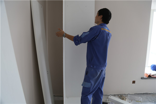 左右手家具安裝師傅的經(jīng)驗(yàn)之談，整體櫥柜應(yīng)該這樣裝