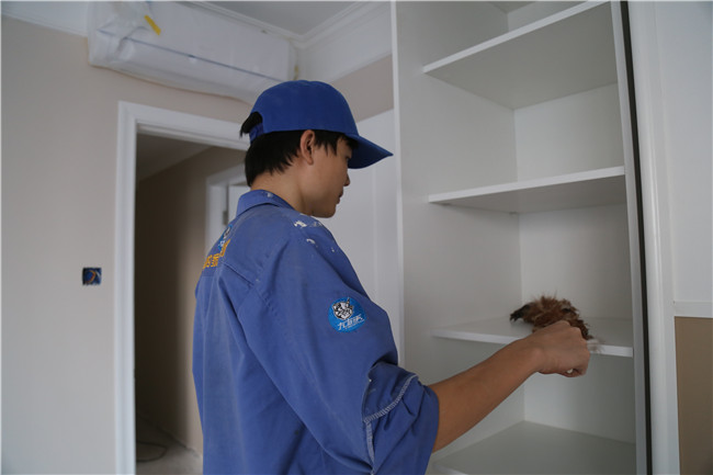 是先安裝定制衣柜還是先安裝踢腳線？