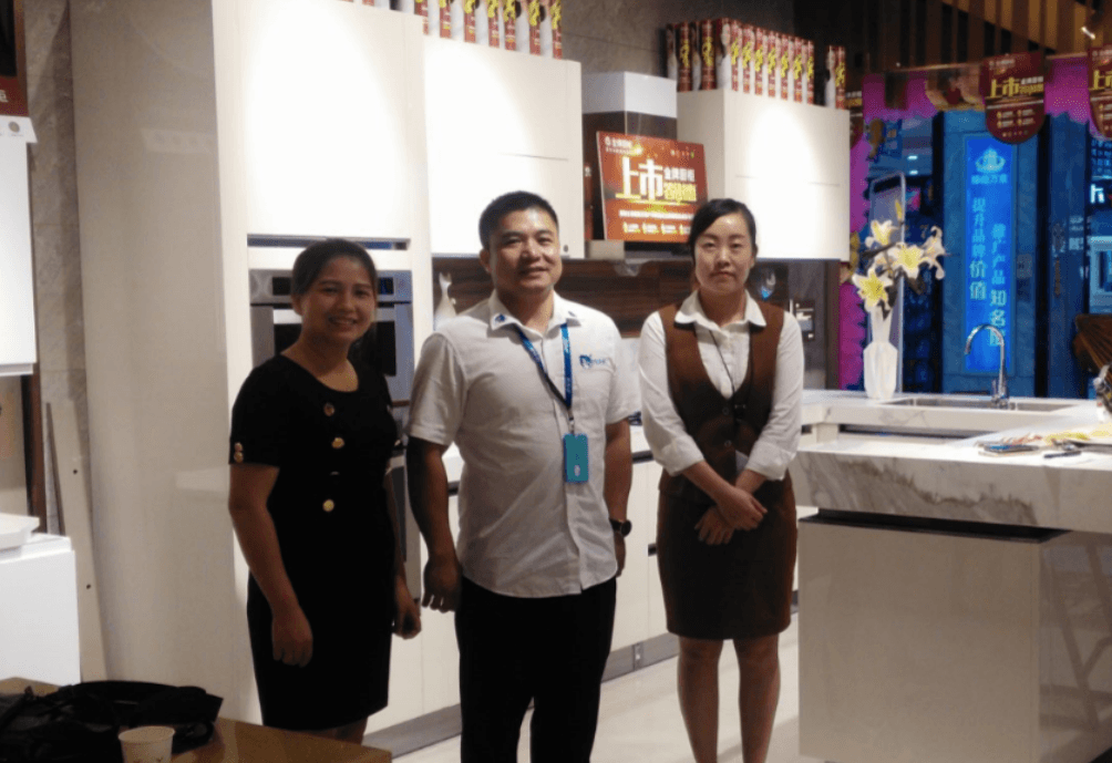 左右手合作品牌衣柜、櫥柜新店樣板驗(yàn)收