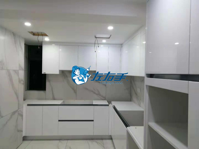 左右手櫥柜安裝、櫥柜門安裝（有水?。? /></a>
</p>
<p style=