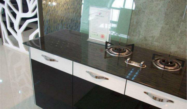 玻璃櫥柜臺(tái)面好不好，用玻璃做櫥柜臺(tái)面有哪些利弊？