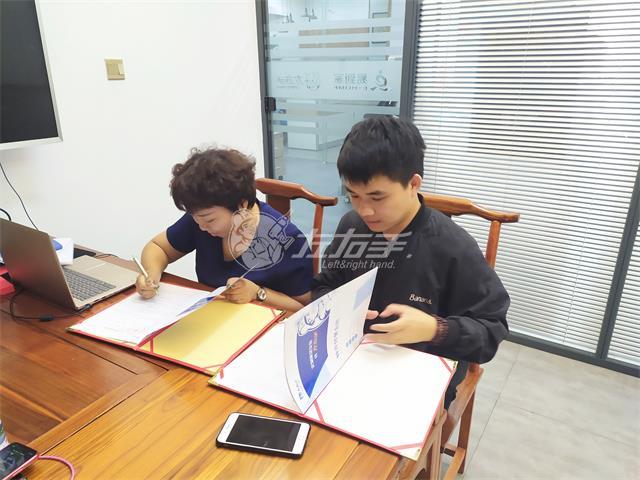 他是一個(gè)90后設(shè)計(jì)師，也是左右手第51家城市服務(wù)商