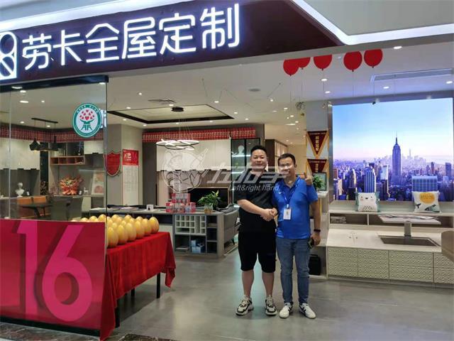 不到2年的時(shí)間，他拿下了當(dāng)?shù)厥畮讉€(gè)知名商家的訂單