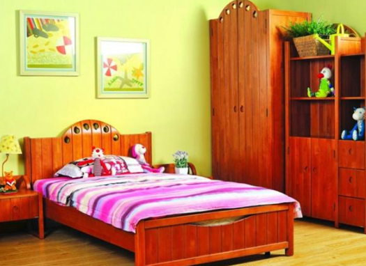 陽光直射(紫外線侵蝕)、空氣、潮濕等因素會導致漆膜老化分解，從而變黃。所以即使是最好的家具漆，也要注意保護，避免家具長期暴露在陽光直射或潮濕的環(huán)境中。