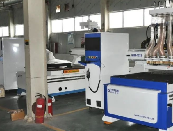 板式家具十大品牌：板式家具數(shù)控開(kāi)料機(jī)有什么優(yōu)缺點(diǎn)？