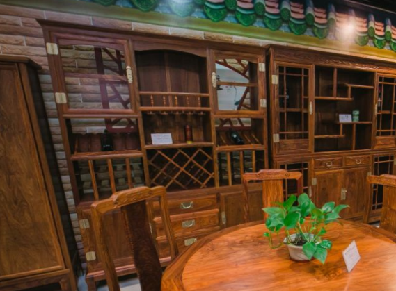 紅木家具高檔定制：紅木家具存在色差，是“天然賣(mài)點(diǎn)”還是“濫竽充數(shù)”？