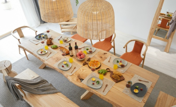 杭州居家裝修：實(shí)木家具和原木家具有區(qū)別嗎？