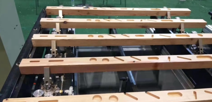 實(shí)木床定制價(jià)格：數(shù)控榫槽機(jī)制作實(shí)木家具最拉風(fēng)！