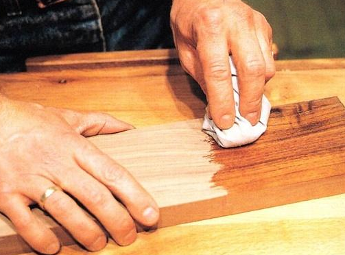 環(huán)保小知識(shí)：實(shí)木家具上漆時(shí)，木蠟油真比水性漆環(huán)保嗎？