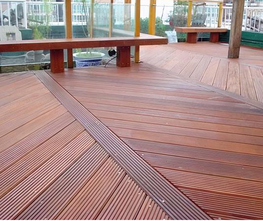 實(shí)木地板安裝保養(yǎng)，菠蘿格和橡木怎么選？