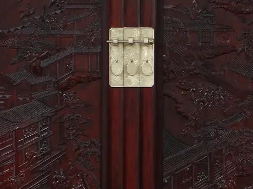 手工木工雕刻紅木家具，體現(xiàn)雕刻藝術(shù)的獨(dú)特魅力