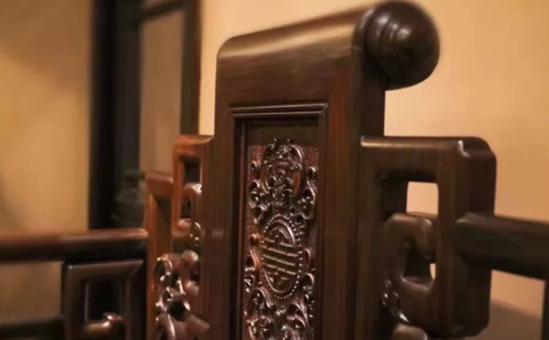 中國傳統(tǒng)紋飾：紅木家具紋飾內(nèi)的灰塵，究竟該如何保養(yǎng)，清塵