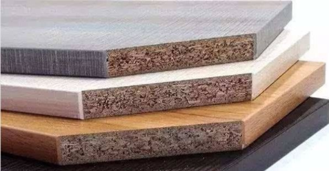 顆粒板和密度板哪個(gè)好？櫥柜定制實(shí)木顆粒板的優(yōu)缺點(diǎn)！