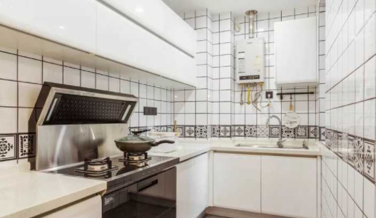 實木烤漆柜門：定制櫥柜門板的材質(zhì)應該選什么，吸塑的還是烤漆的？