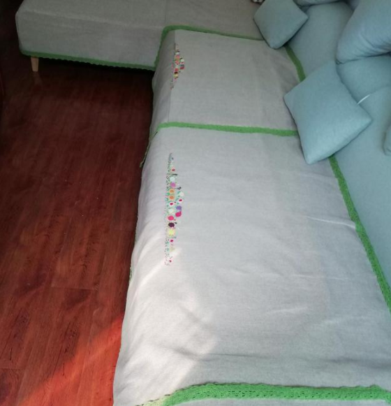 特種繡花制版：手工繡花沙發(fā)墊！